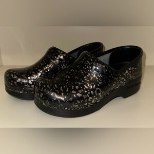 Dansko Professional Slip Resistant Gray/Black Clog Women's Size 36 Cheetah Print